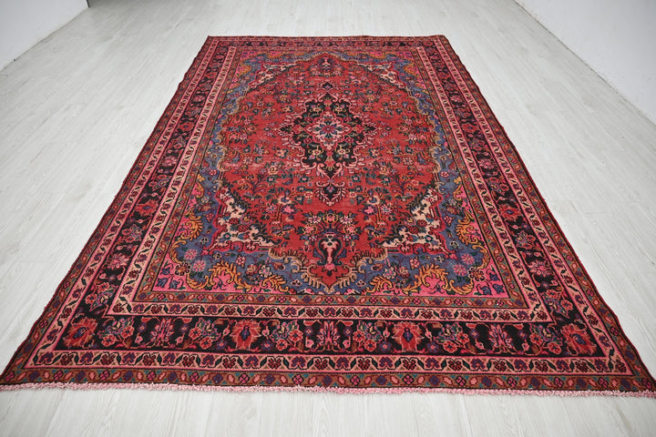 Large rug 6' 9" x 10' 5"
