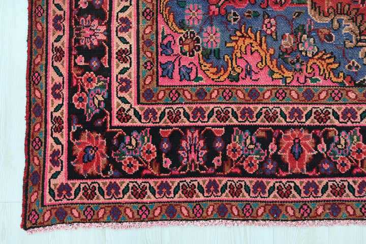 Large rug 6' 9" x 10' 5"