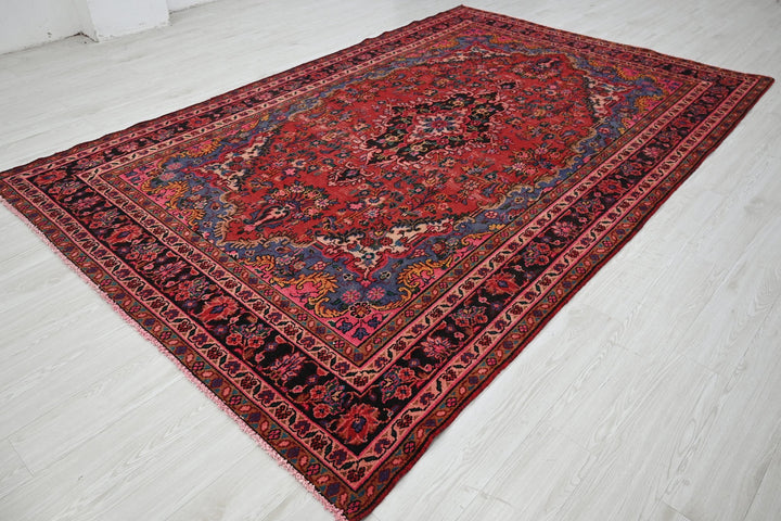 Large rug 6' 9" x 10' 5"