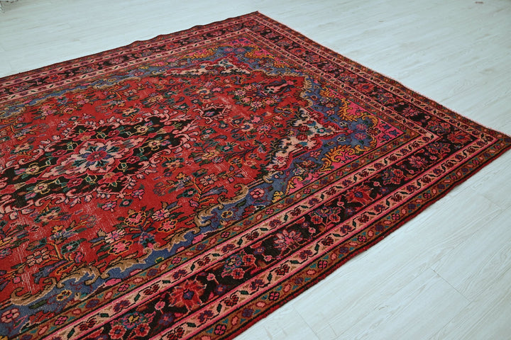 Large rug 6' 9" x 10' 5"