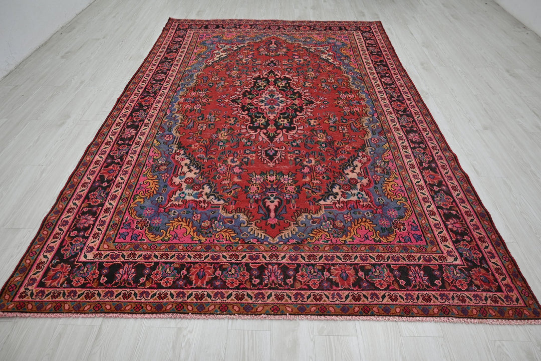 Large rug 6' 9" x 10' 5"