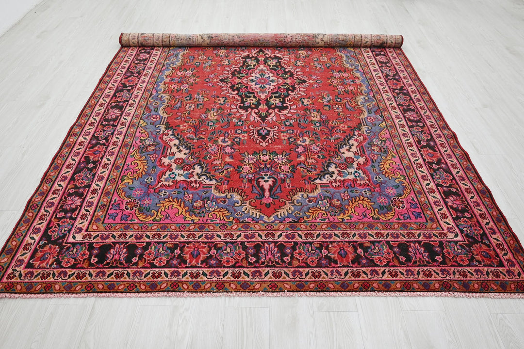 Large rug 6' 9" x 10' 5"