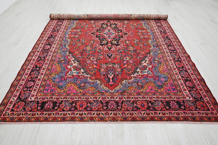 Large rug 6' 9" x 10' 5"