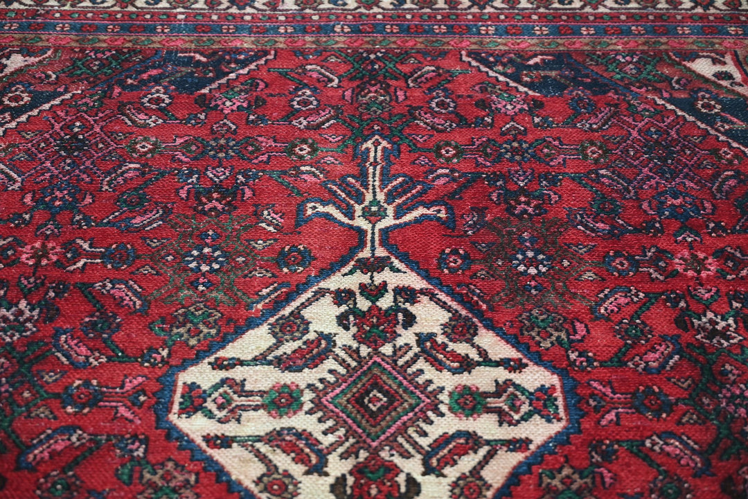 red Large rug 6' 8" x 9' 1"