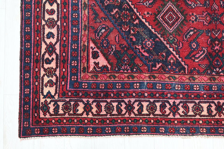 red Large rug 6' 8" x 9' 1"