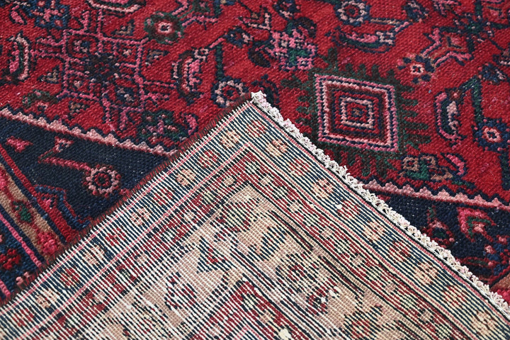 red Large rug 6' 8" x 9' 1"