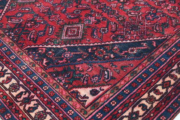 red Large rug 6' 8" x 9' 1"