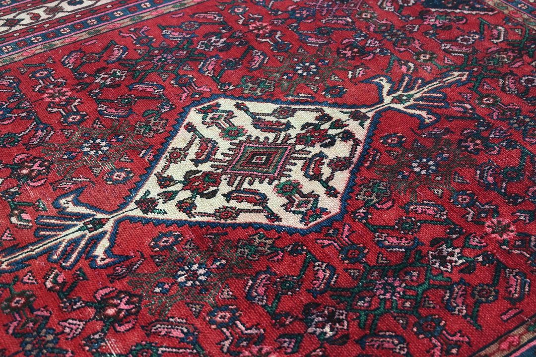 red Large rug 6' 8" x 9' 1"