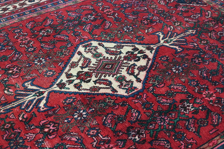 red Large rug 6' 8" x 9' 1"