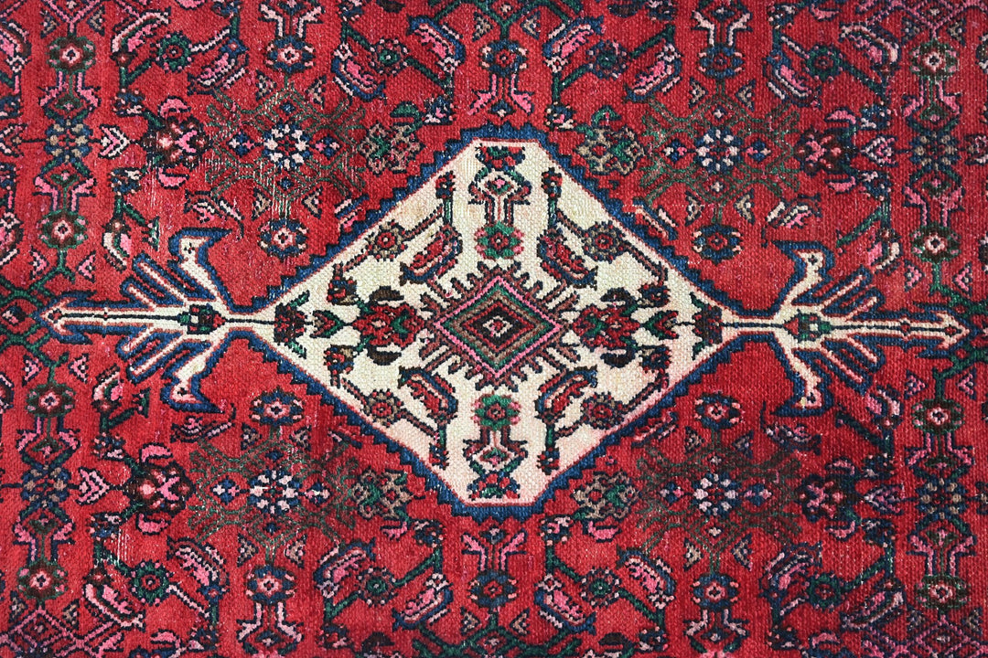 red Large rug 6' 8" x 9' 1"