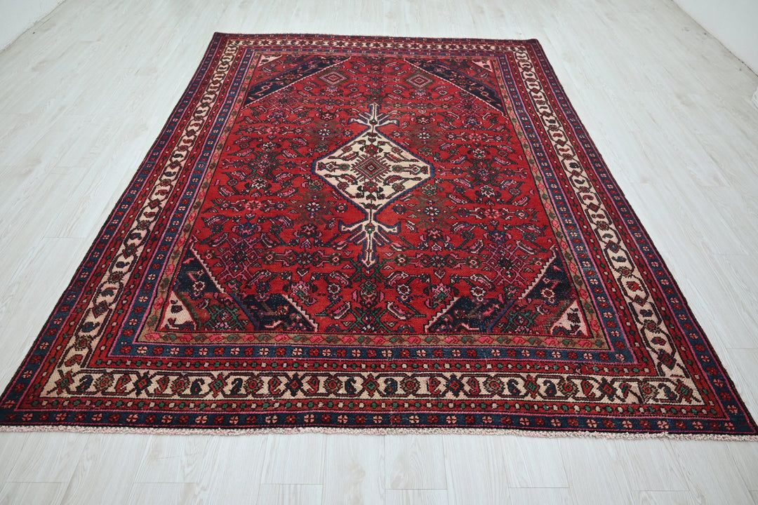 red Large rug 6' 8" x 9' 1"