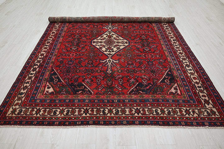 red Large rug 6' 8" x 9' 1"