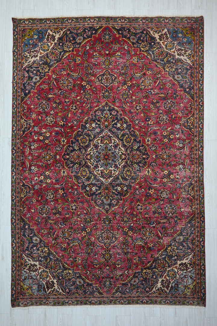 red Large rug 6' 7" x 9' 10"