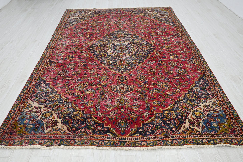 red Large rug 6' 7" x 9' 10"