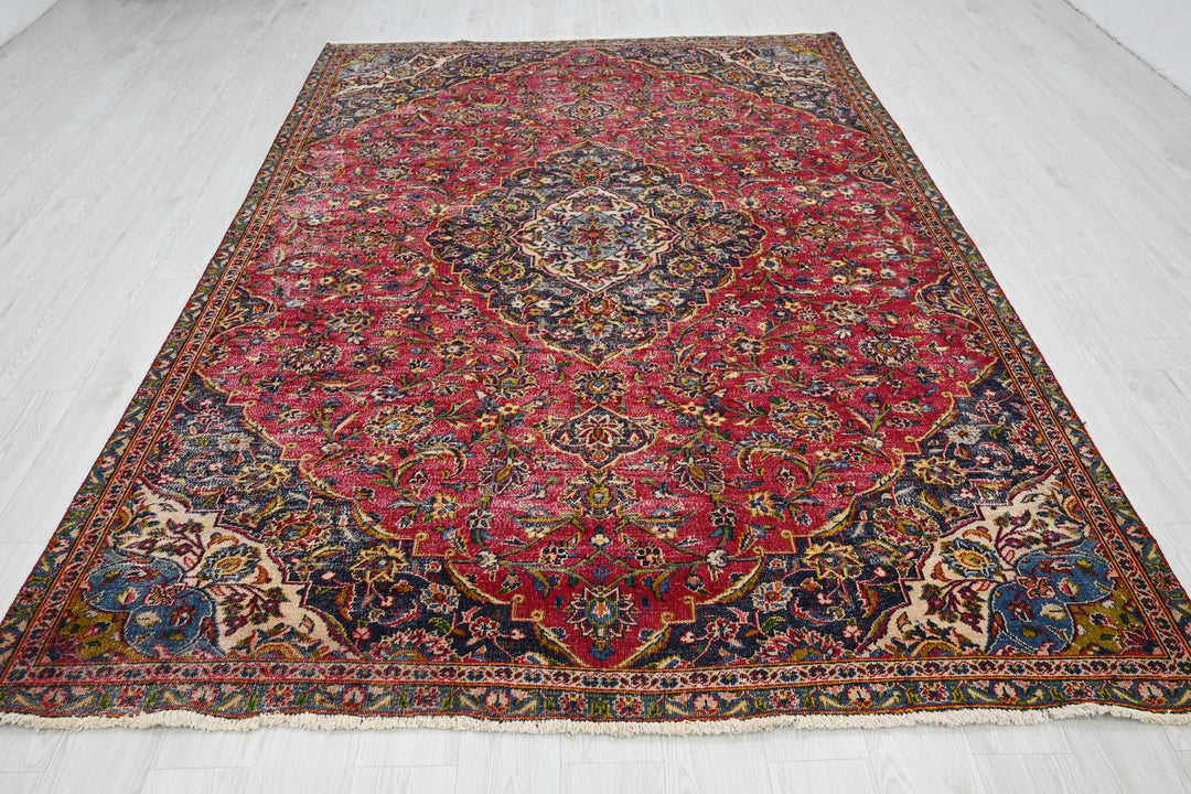 red Large rug 6' 7" x 9' 10"