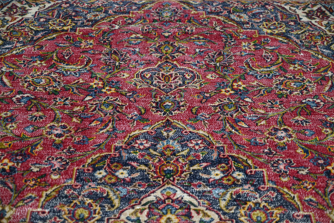 red Large rug 6' 7" x 9' 10"