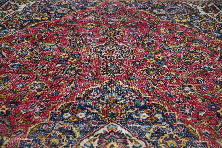 red Large rug 6' 7" x 9' 10"