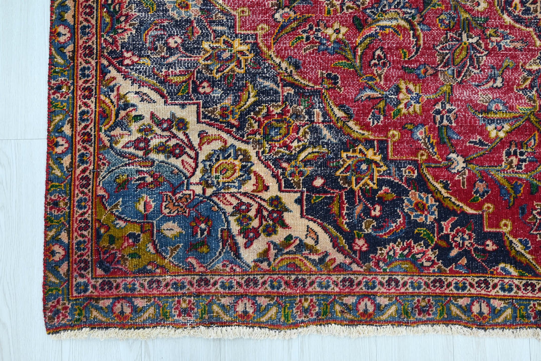 red Large rug 6' 7" x 9' 10"