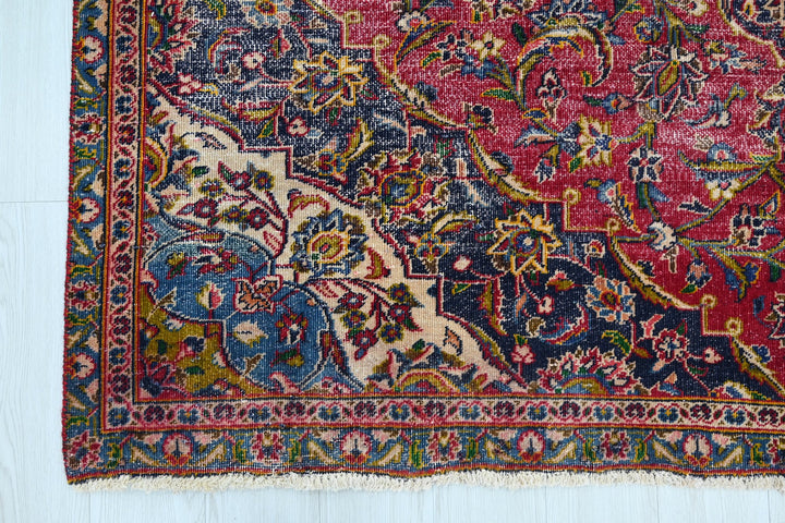 red Large rug 6' 7" x 9' 10"