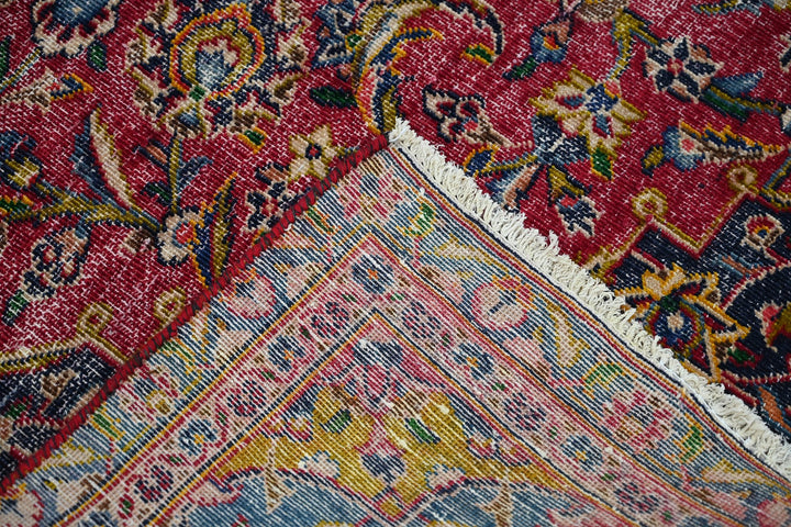red Large rug 6' 7" x 9' 10"