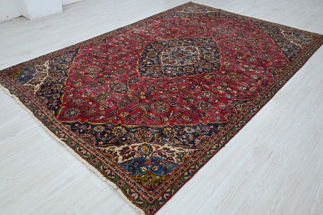 red Large rug 6' 7" x 9' 10"
