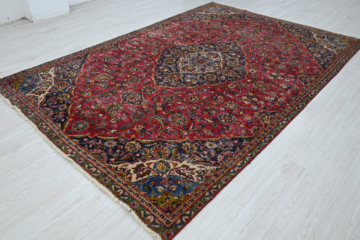 red Large rug 6' 7" x 9' 10"