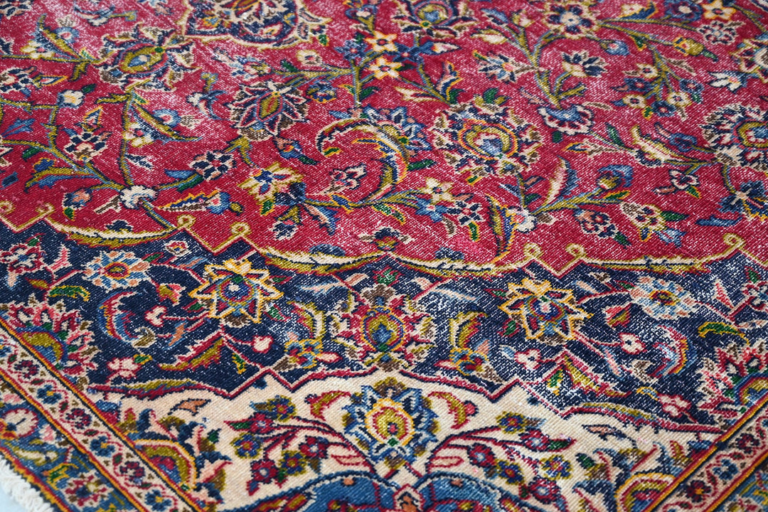 red Large rug 6' 7" x 9' 10"