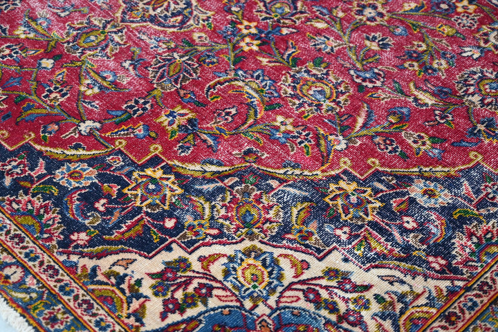 red Large rug 6' 7" x 9' 10"