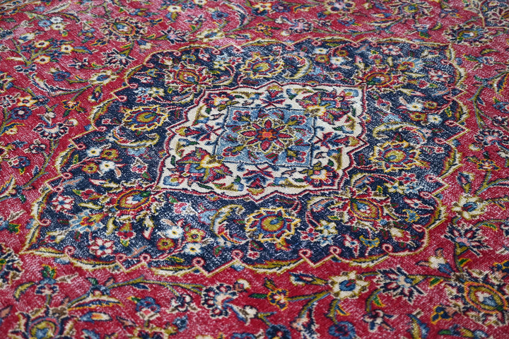 red Large rug 6' 7" x 9' 10"