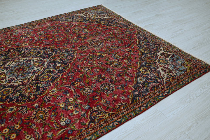 red Large rug 6' 7" x 9' 10"