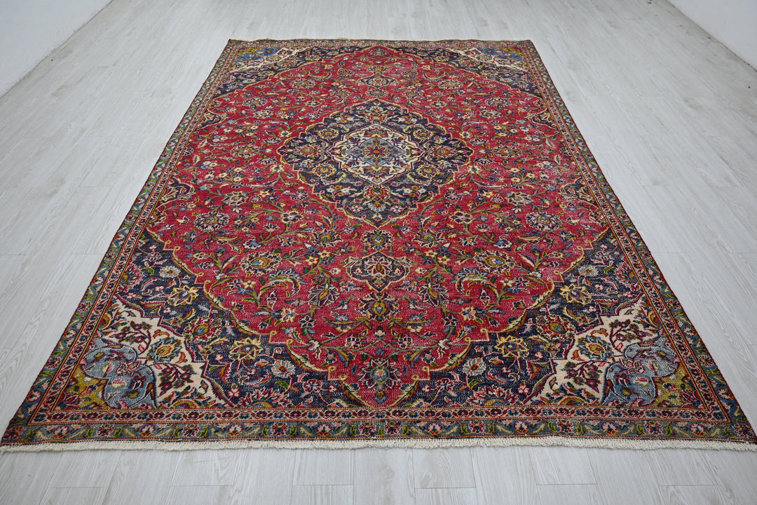 red Large rug 6' 7" x 9' 10"