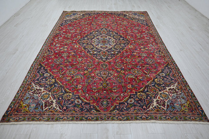 red Large rug 6' 7" x 9' 10"