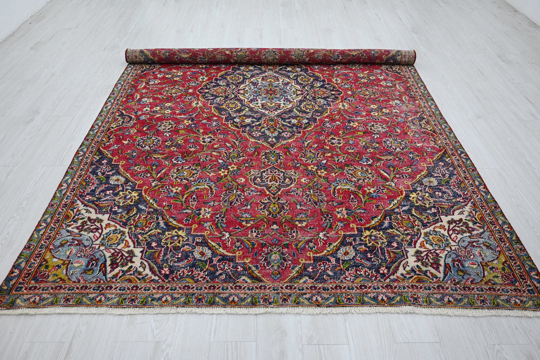 red Large rug 6' 7" x 9' 10"