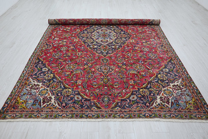 red Large rug 6' 7" x 9' 10"