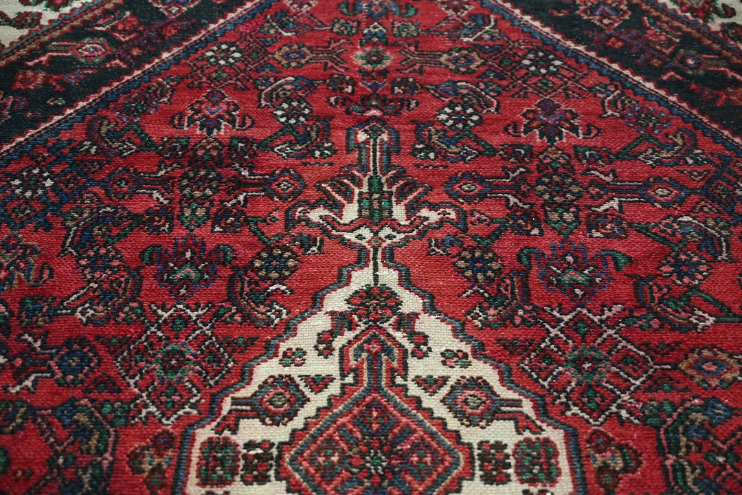 red Large rug 6' 11" x 9' 10"