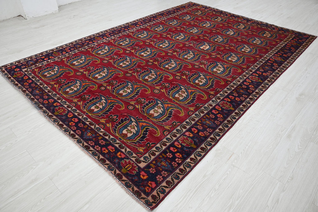 red Large rug 6' 10" x 9' 11"