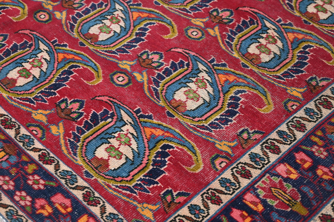 red Large rug 6' 10" x 9' 11"