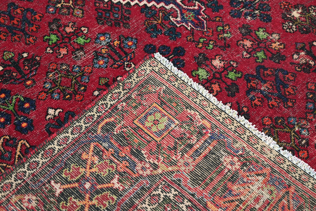 red Large rug 7' 0" x 9' 10"