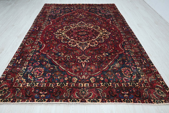 red Large rug 6' 7" x 10' 1"