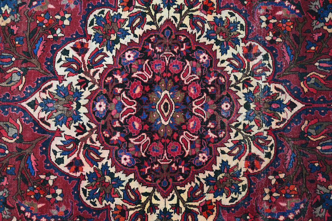 red Large rug 6' 7" x 10' 1"