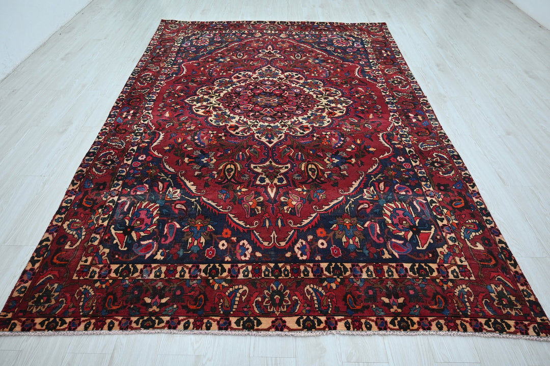 red Large rug 6' 7" x 10' 1"