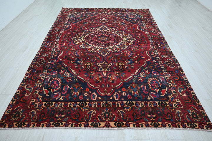red Large rug 6' 7" x 10' 1"