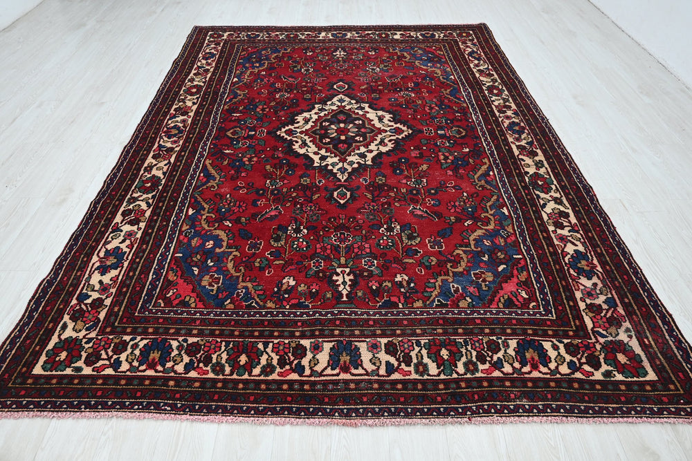 red Large rug 6' 11" x 10' 5"
