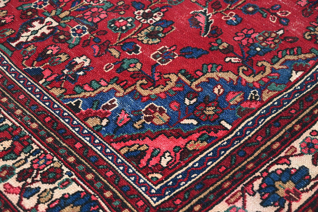 red Large rug 6' 11" x 10' 5"