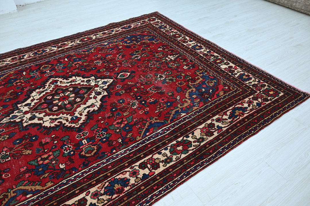 red Large rug 6' 11" x 10' 5"