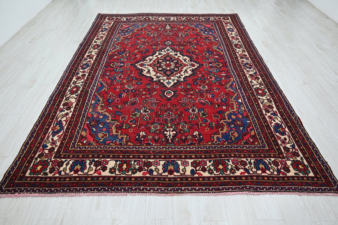 red Large rug 6' 11" x 10' 5"