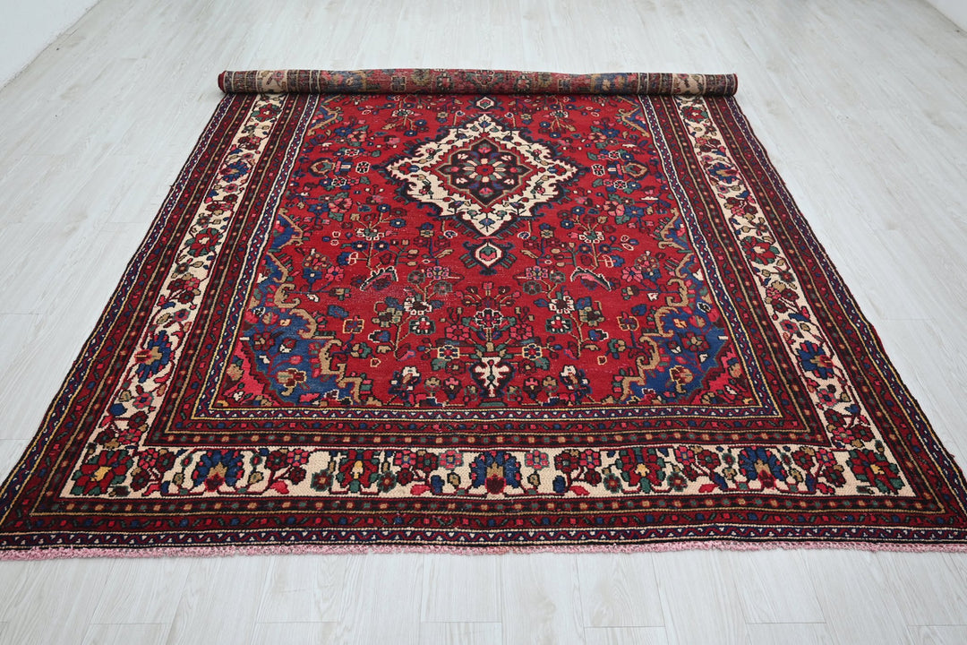 red Large rug 6' 11" x 10' 5"