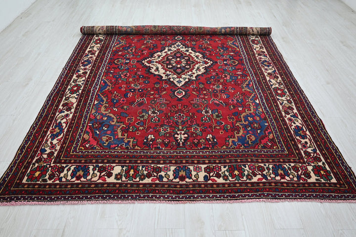 red Large rug 6' 11" x 10' 5"
