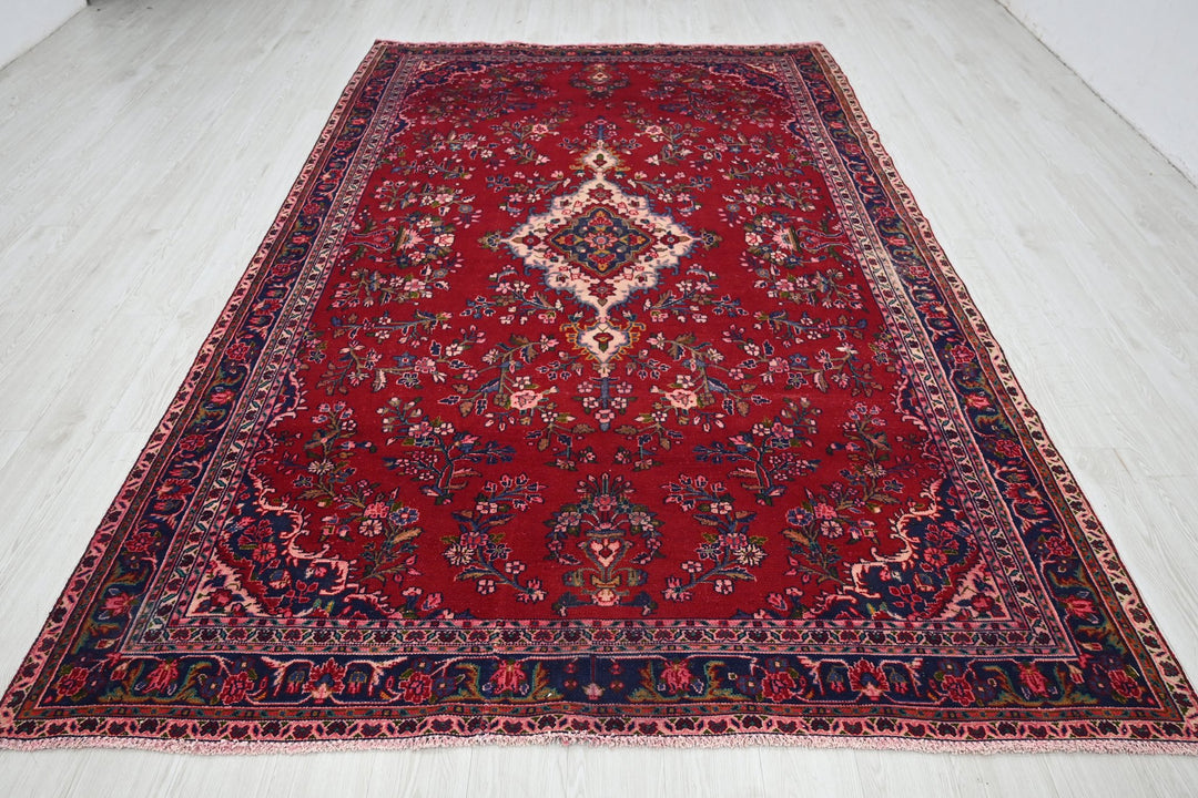 red Large rug 6' 6" x 10' 9"