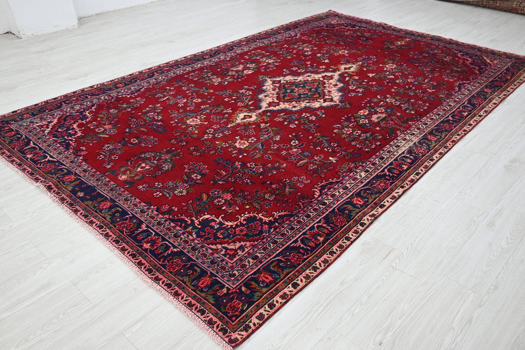 red Large rug 6' 6" x 10' 9"